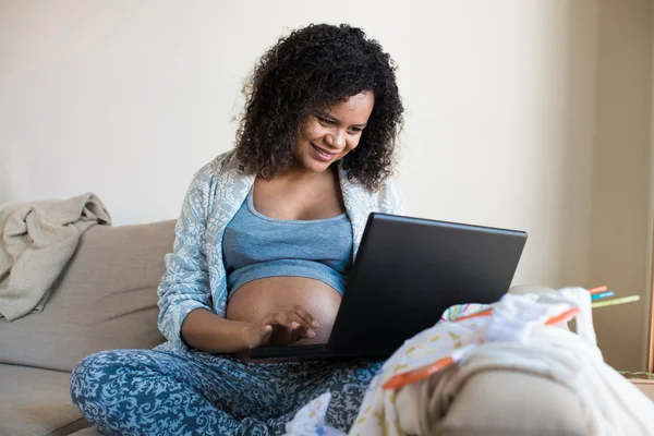 Schwangere kaufen online ein — Stockfoto