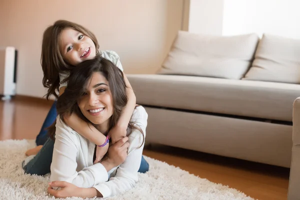 Mãe e filha em casa — Fotografia de Stock