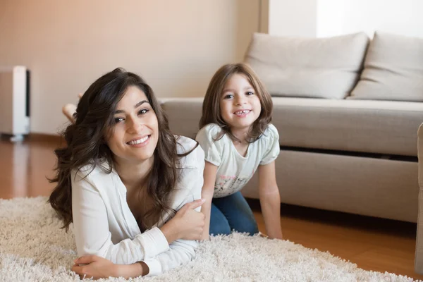 Mutter und Tochter zu Hause — Stockfoto