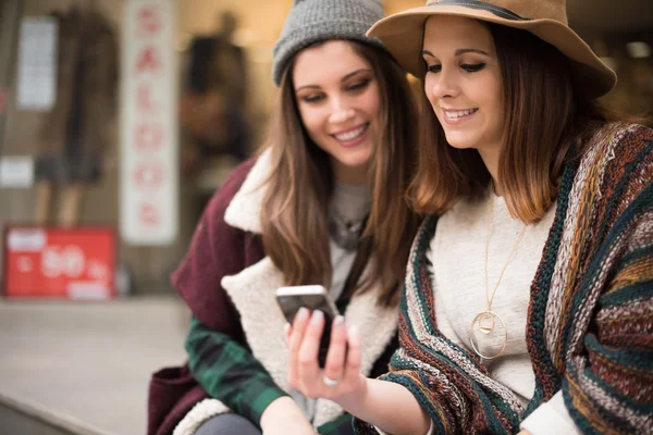 Lányok a smartphone-ban város — Stock Fotó