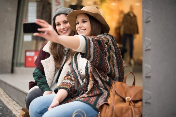 Donne che prendono selfie — Foto Stock