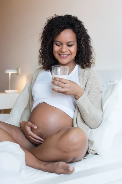 Gravid kvinna som dricker mjölk — Stockfoto