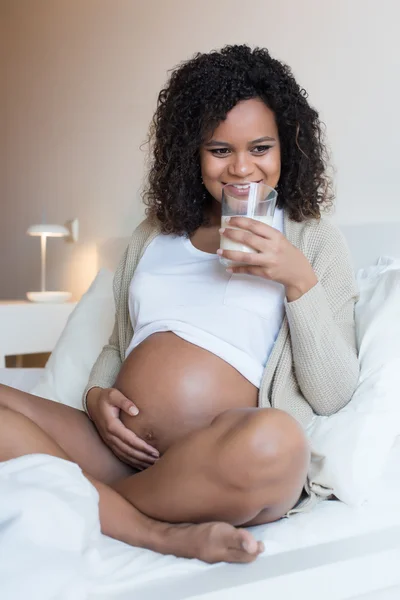 Беременная женщина пьет молоко — стоковое фото