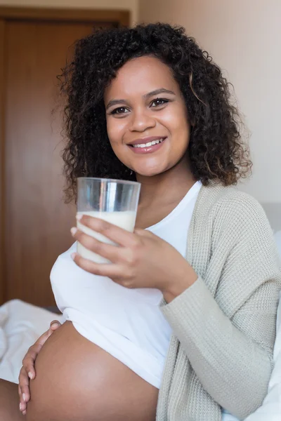 Gravid kvinna som dricker mjölk — Stockfoto