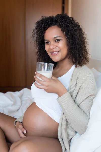 Беременная женщина пьет молоко — стоковое фото