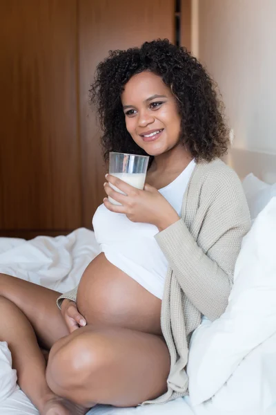 Těhotná žena pije mléko — Stock fotografie