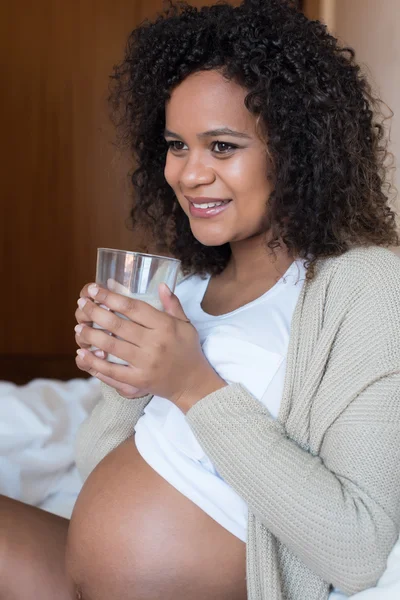 妊婦が牛乳を飲む — ストック写真