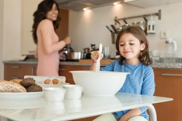 Ibu dan anak di dapur — Stok Foto