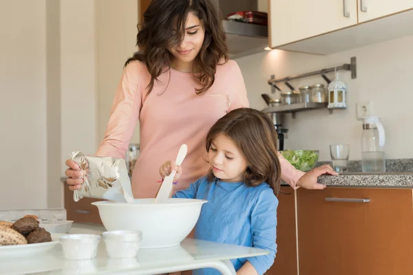 Moeder en dochter in keuken — Stockfoto