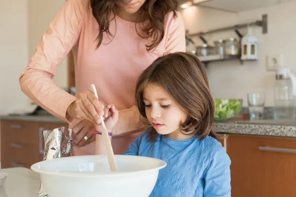 Madre e hija en la cocina — Foto de Stock