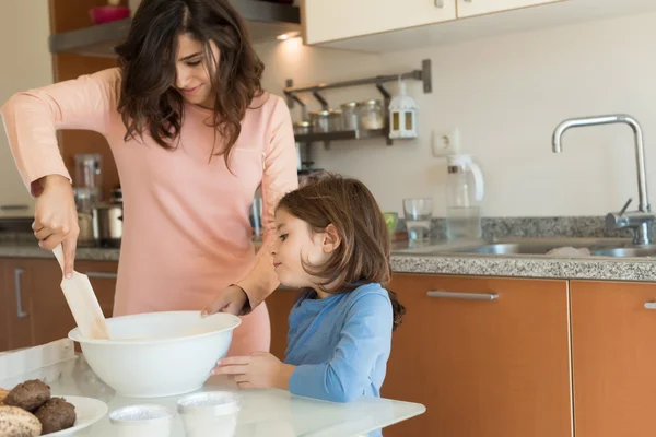 Moeder en dochter in keuken — Stockfoto