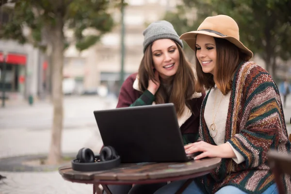 Vrienden in laptop op straat — Stockfoto