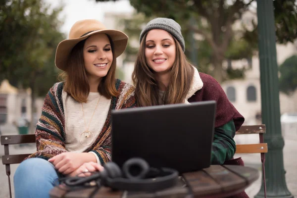 Friends in laptop on street — Stock Photo, Image