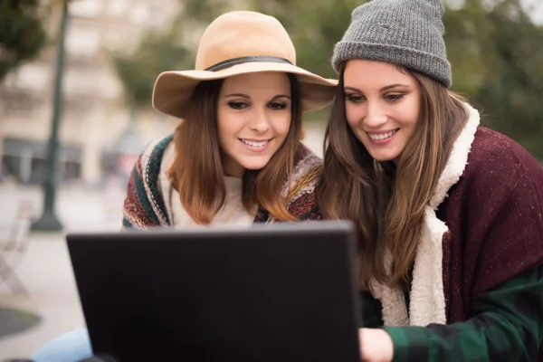 Φίλοι στο laptop στην οδό — Φωτογραφία Αρχείου