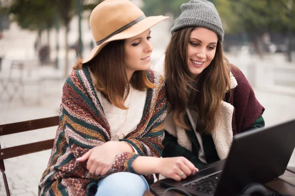 Freunde im Laptop auf der Straße — Stockfoto