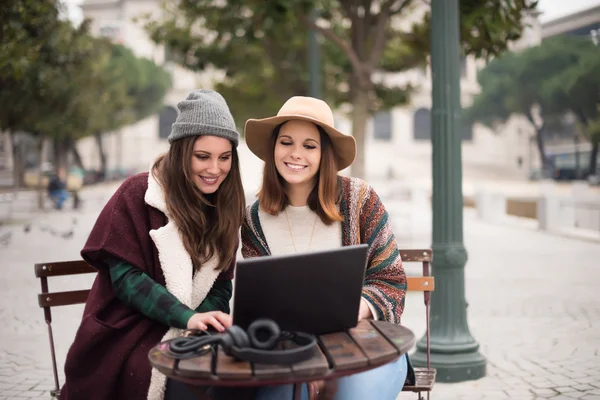 Friends in laptop on street — Stock Photo, Image
