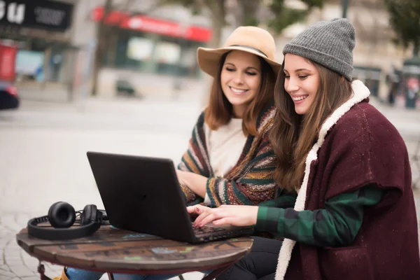 Amigos em laptop na rua — Fotografia de Stock