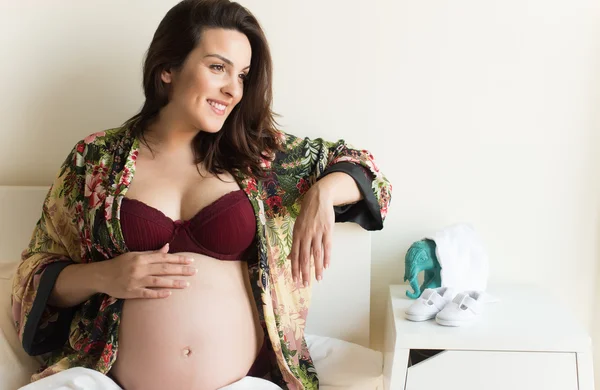 Mulher grávida mostrando sua barriga — Fotografia de Stock