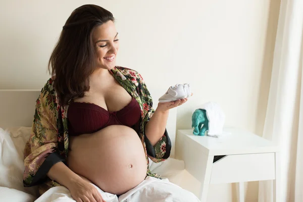 Mujer embarazada mostrando su vientre —  Fotos de Stock