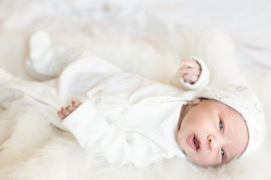 Yeni doğan bebek yatakta