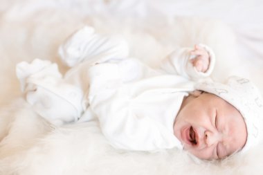 Yeni doğan bebek yatakta