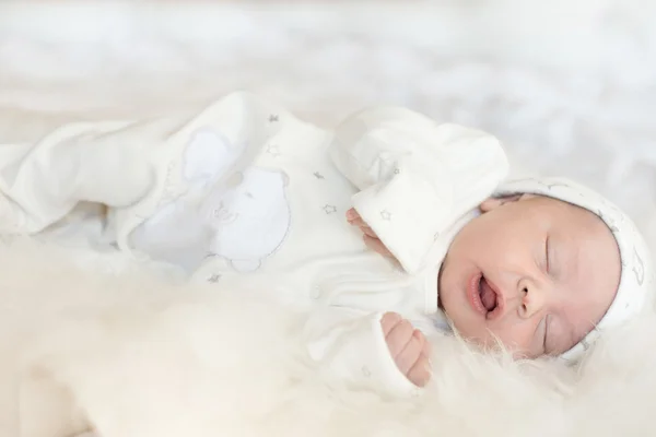 ベッドの中で生まれたばかりの赤ちゃん — ストック写真