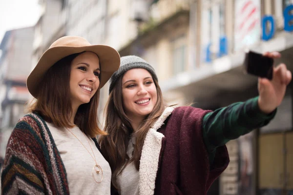 Donne che scattano selfie — Foto Stock