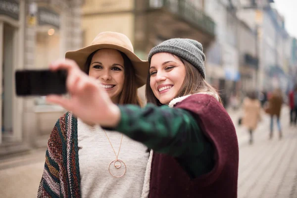 Donne che scattano selfie — Foto Stock