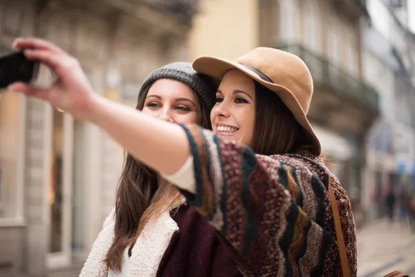 Frauen machen Selfies — Stockfoto