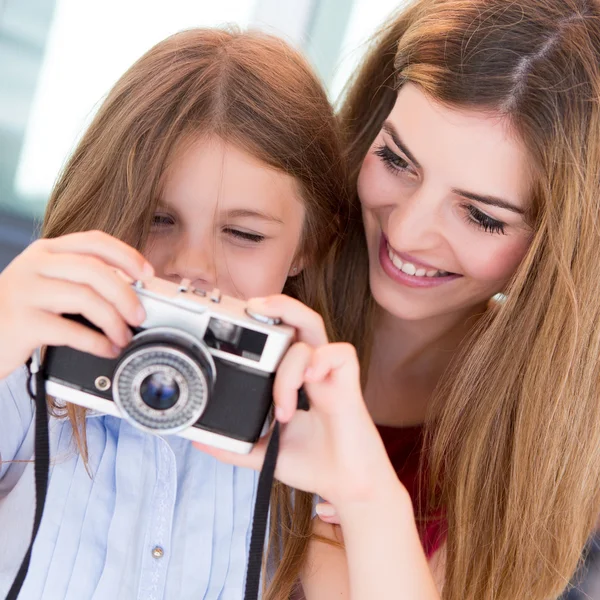 Menina de tiro com uma câmera vintage — Fotografia de Stock