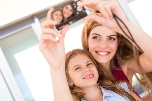 Girls taking selfies — Stock Photo, Image