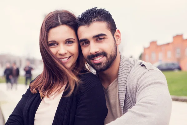 Pareja abrazándose unos a otros —  Fotos de Stock