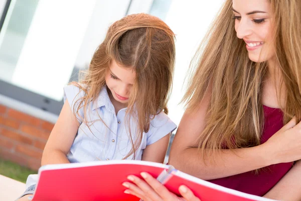 Schoolgirl en haar moeder — Stockfoto