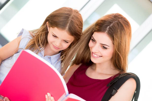 Schoolgirl en haar moeder — Stockfoto