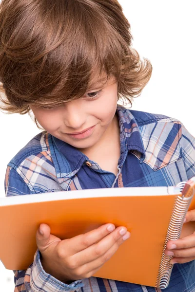 Jongen lezen boek — Stockfoto