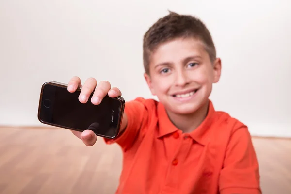 Kid holding smartphone — Stock Photo, Image
