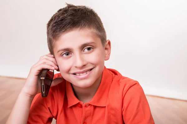 Kid bellen met smartphone — Stockfoto