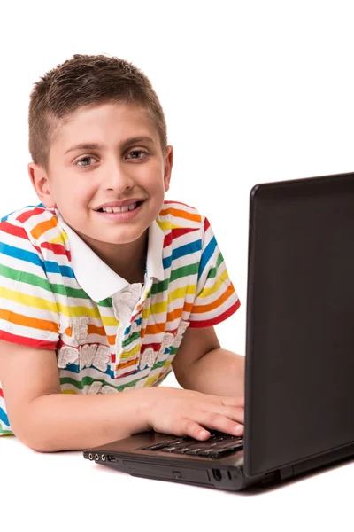 Kind benutzt einen Computer — Stockfoto