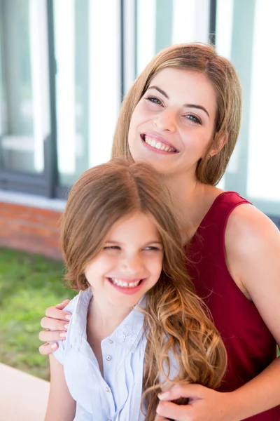 Mãe e filha felizes — Fotografia de Stock