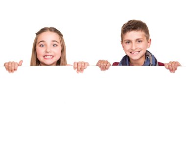 Beyaz tahta arkasındaki çocuklar