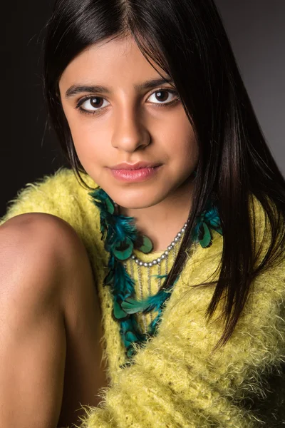 Brunette girl posing — Stock Photo, Image