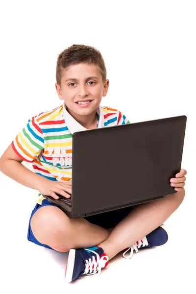Ребенок с помощью компьютера — стоковое фото