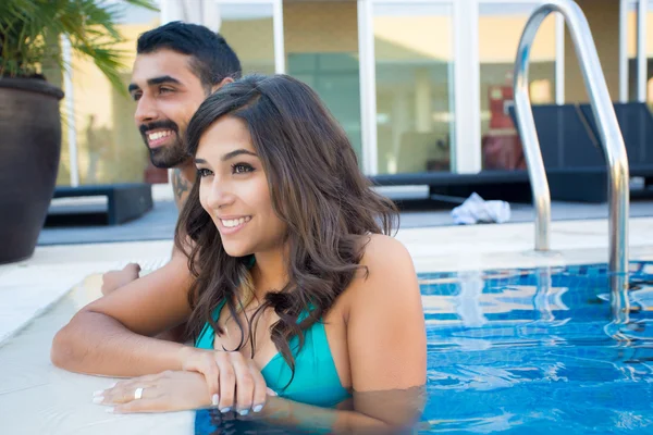 Casal na piscina — Fotografia de Stock