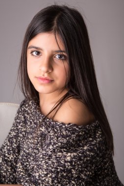 esmer kız poz