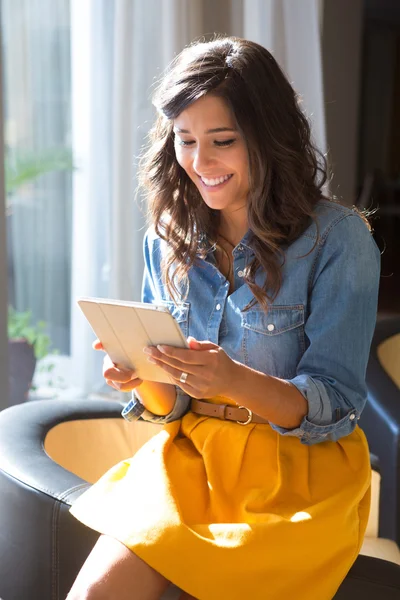 Frau benutzt Tablet — Stockfoto