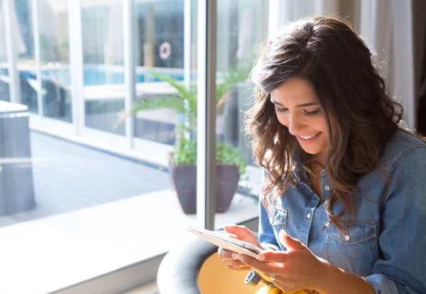 Frau benutzt Tablet — Stockfoto