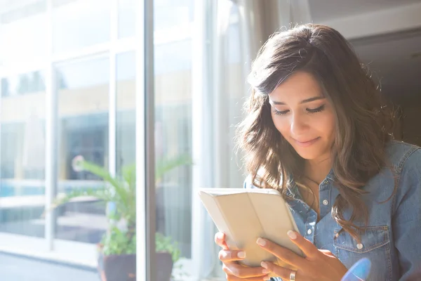 Frau benutzt Tablet — Stockfoto