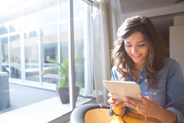 Mujer usando tableta — Foto de Stock