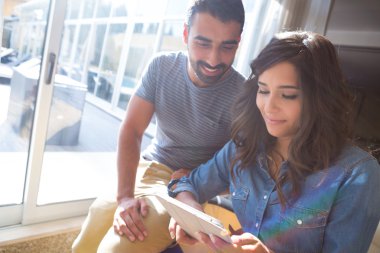 Tablet kullanan çift