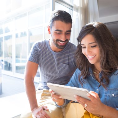 Tablet kullanan çift